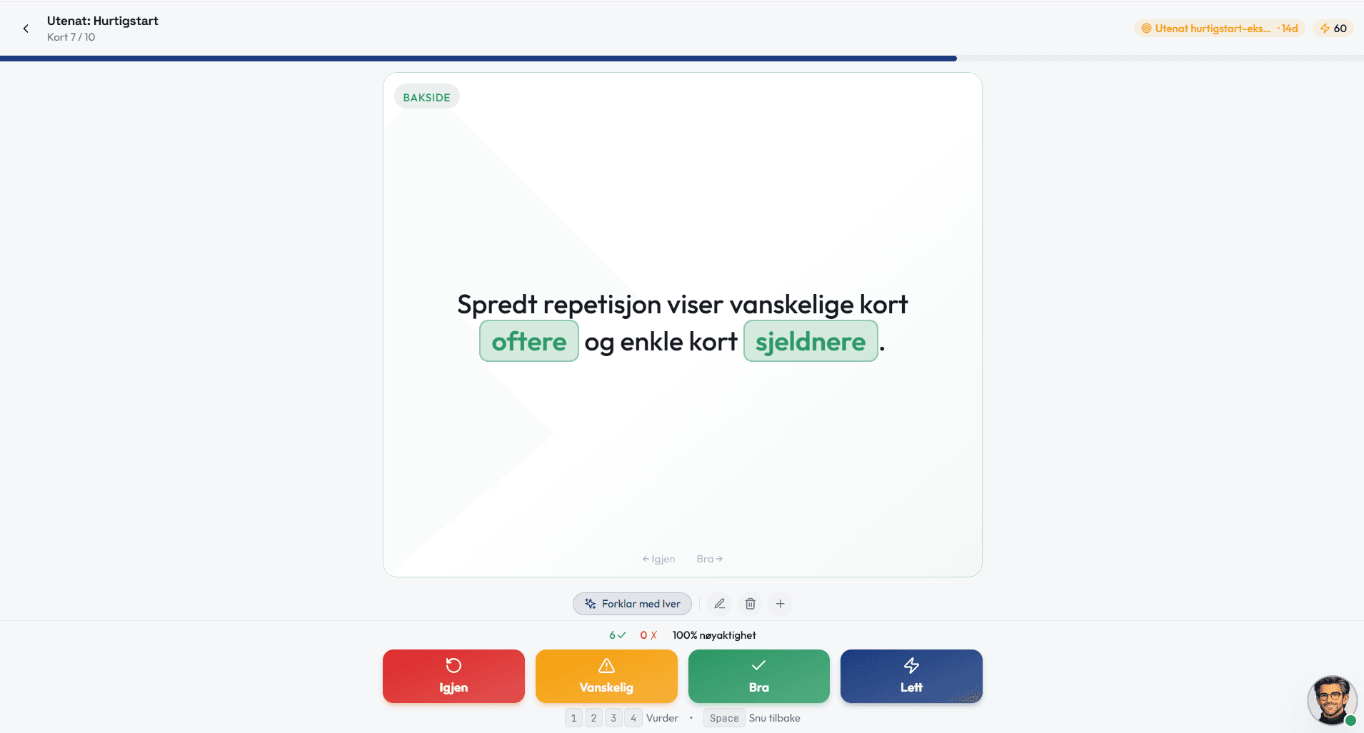 Baksiden av et cloze-kort i repetisjonsvisningen i Utenat, med de fire karakterknappene Igjen, Vanskelig, Bra og Lett nederst.